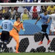 Uruguay-Inghilterra 2-1, le FOTO: i gol di Suarez e Rooney, lo stadio, i tifosi