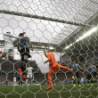 Uruguay-Inghilterra 2-1, le FOTO: i gol di Suarez e Rooney, lo stadio, i tifosi