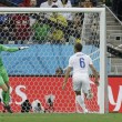 Uruguay-Inghilterra 2-1, le FOTO: i gol di Suarez e Rooney, lo stadio, i tifosi