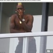 Balotelli a Miami, relax con sigaretta 1