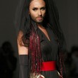 Conchita Wurst, la trans barbuta sfila a Parigi per Jean-Paul Gaultier03