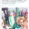 Il selfie delle 2 ragazze diventa un photobomb01