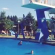 Ragazza tenta tuffo ci ripensa, scivola, e sbatte sul trampolino01