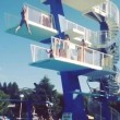 Ragazza tenta tuffo ci ripensa, scivola, e sbatte sul trampolino6