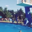 Ragazza tenta tuffo ci ripensa, scivola, e sbatte sul trampolino02