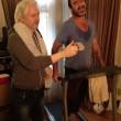 Julian Assange ed Éric Cantona si allenano01