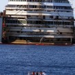 Costa Concordia verso Genova martedì 22. Prua a galla, curiosi via FOTO-VIDEO7