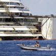 Costa Concordia verso Genova martedì 22. Prua a galla, curiosi via FOTO-VIDEO