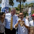 Capri, Bill De Blasio mangia la pizza con forchetta e coltello 03