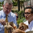 Capri, Bill De Blasio mangia la pizza con forchetta e coltello 04