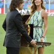 Gisele Bundchen balla sull'erba del Maracanà: poi porta la coppa con Piuyol08