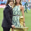 Gisele Bundchen balla sull'erba del Maracanà: poi porta la coppa con Piuyol07