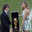 Gisele Bundchen balla sull'erba del Maracanà: poi porta la coppa con Piuyol05