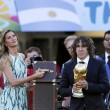 Gisele Bundchen balla sull'erba del Maracanà: poi porta la coppa con Piuyol04
