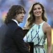 Gisele Bundchen balla sull'erba del Maracanà: poi porta la coppa con Piuyol03