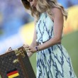 Gisele Bundchen balla sull'erba del Maracanà: poi porta la coppa con Piuyol02