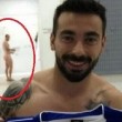 Lavezzi posta foto su Twitter ma c'è Zabaleta nudo