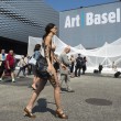 Milo Moiré prova ad entrare nuda nella fiera "Art Basel01