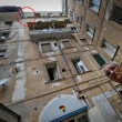 Napoli, cade pezzo di cornicione (foto): ferito Tommaso Guadagni02