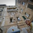 Napoli, cade pezzo di cornicione (foto): ferito Tommaso Guadagni01