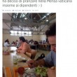 Papa pranza alla mensa vaticana con i dipendenti 02
