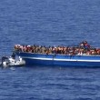 Immigrati, possibile caso di malattia infettiva su barcone