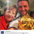 Angela Merkel, selfie con Podolski, Khedira e tutta la squadra01