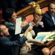 Cinque Stelle, Maurizio Buccarella con un peluche di canguro01