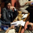 Cinque Stelle, Maurizio Buccarella con un peluche di canguro02