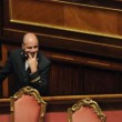 Commesso del Senato immortalato in un momento di noia