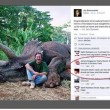 Steven Spielberg, foto col dinosauro. Web: "Assassino, vai in prigione" (FOTO)