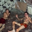 Piscina in salotto. Ragazzi russi con plastica e adesivo, 1 metro d'acqua 2