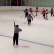Hockey, la giocatrice russa colpisce la rivale americana (video)