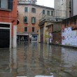 Venezia, acqua alta tocca 82 cm: piazza San Marco in parte sott'acqua