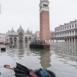 Venezia, acqua alta tocca 82 cm: piazza San Marco in parte sott'acqua