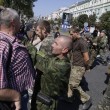 Ribelli filorussi umiliano prigionieri facendoli sfilare in piazza a Donetsk02
