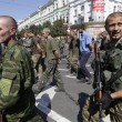 Ribelli filorussi umiliano prigionieri facendoli sfilare in piazza a Donetsk03