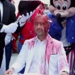 Joe Bastianich, ice bucket challenge con vino (video)