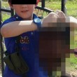 Il capo dell'Isis mostra il figlio che tiene testa mozza (foto)