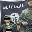 Il capo dell'Isis mostra il figlio che tiene testa mozza (foto)