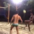 Ronaldinho show a Footvolley: mura schiacciata con calcio volante (VIDEO)
