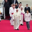 Papa Francesco arriva in Corea del Sud: ma Pyongyang spara razzi in mare