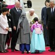 Papa Francesco arriva in Corea del Sud: ma Pyongyang spara razzi in mare