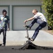 Terremoto San Francisco: giovani in skateboard sulle strade dissestate07