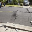 Terremoto San Francisco: giovani in skateboard sulle strade dissestate03