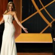Sofia Vergara sulla pedana girevole come una bambola 3