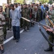 Ribelli filorussi umiliano prigionieri facendoli sfilare in piazza a Donetsk04