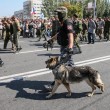 Ribelli filorussi umiliano prigionieri facendoli sfilare in piazza a Donetsk06