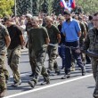 Ribelli filorussi umiliano prigionieri facendoli sfilare in piazza a Donetsk07