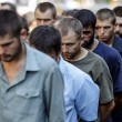 Ribelli filorussi umiliano prigionieri facendoli sfilare in piazza a Donetsk08